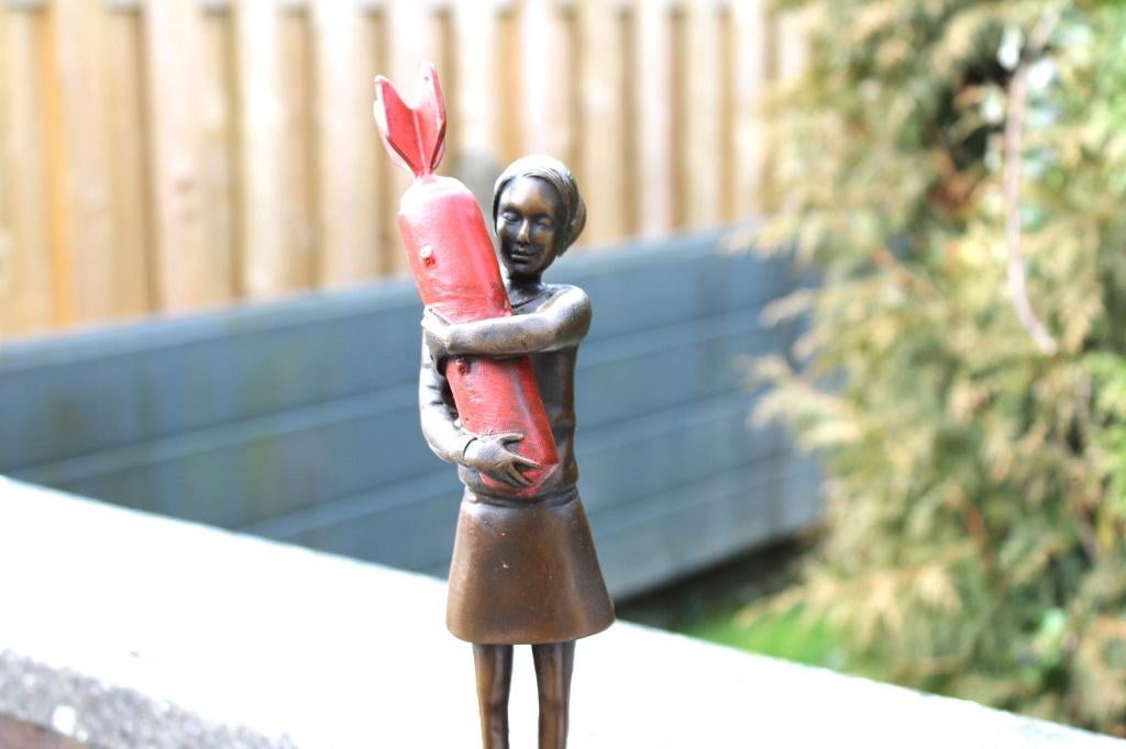 Het meisje heeft de rode bronzen bom gesigneerd, BANKSY, Antiek en Kunst, Ophalen of Verzenden, Brons