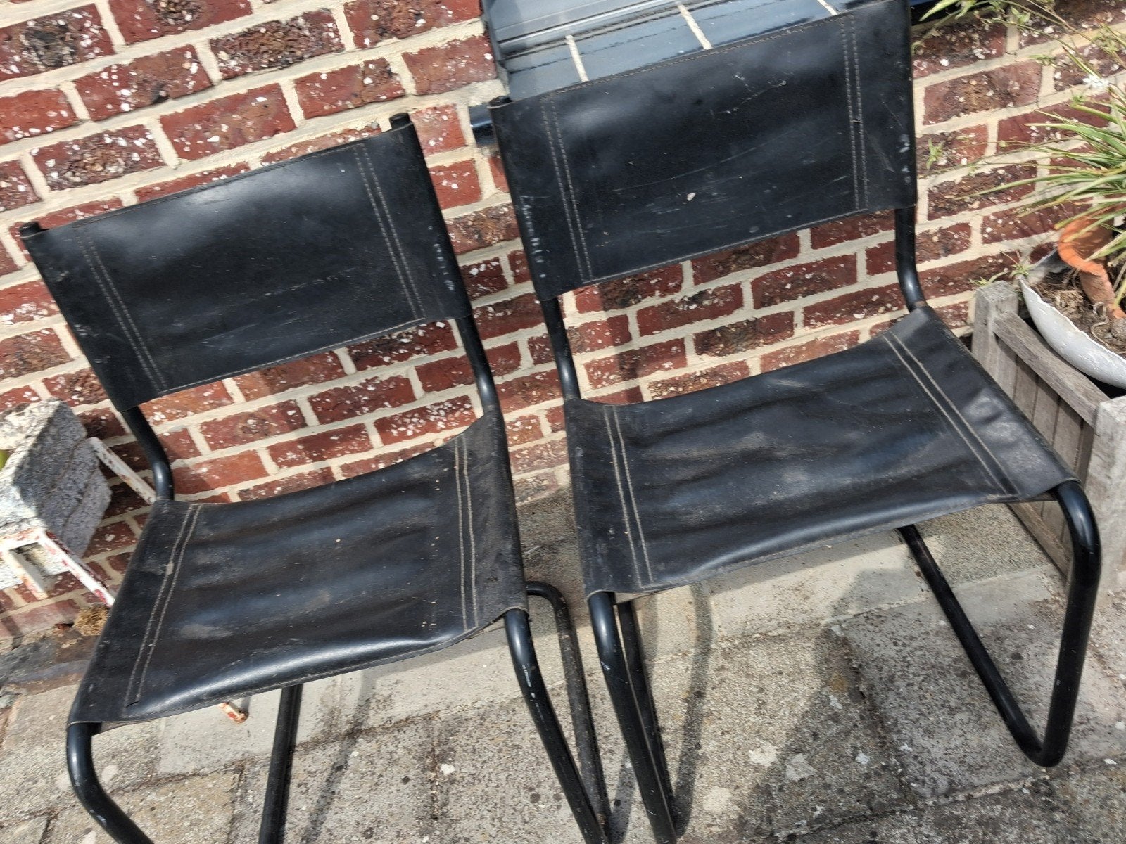 2 zwarte en 1 witte stoel, Tuin en Terras, Tuinstoelen, Ophalen