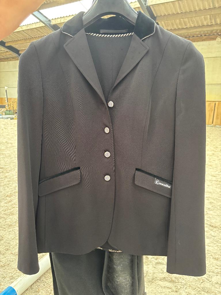 Zwarte wedstrijdjas met glitter- en velvet details, Dieren en Toebehoren, Paardrijkleding, Dressuur, Ophalen of Verzenden, Zo goed als nieuw