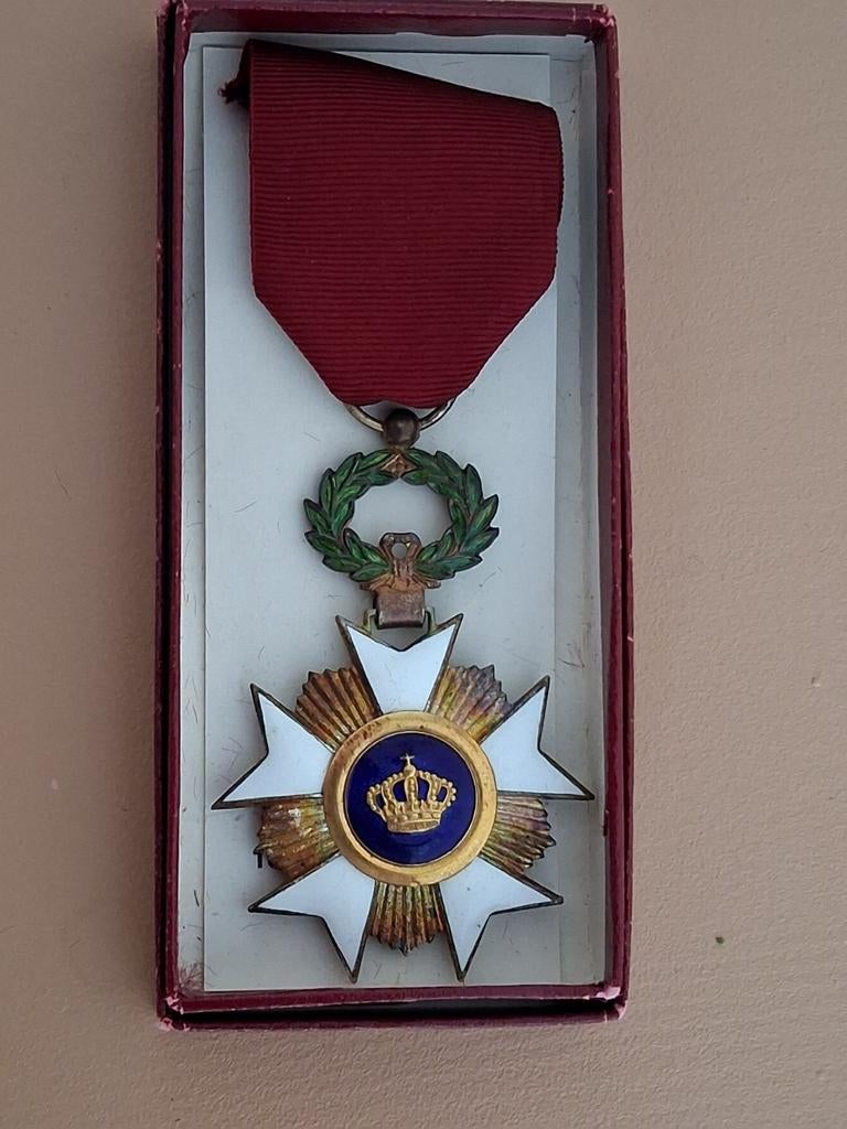 Médaille : Ordre de la Couronne belge Léopold II, Envoi