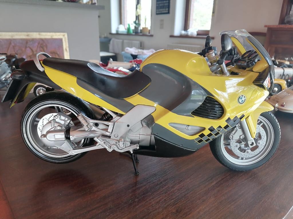 Moto miniature BMW K1200RS, Enlèvement