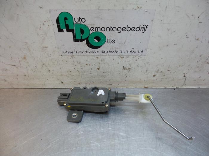 Moteur de verrouillage clapet réservoir d'un Nissan Primera, -, Utilisé, -, Nissan