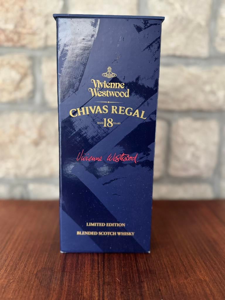 Chivas Regal 18 years old Vivian Westwood limited edition, Collections, Vins, Neuf, Autres types, Autres régions, Enlèvement ou Envoi