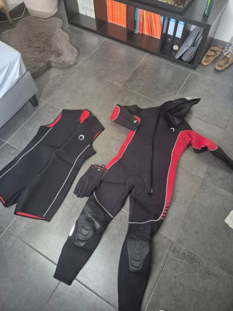 Combi sur combi et gant plongée, Sports nautiques & Bateaux, Plongée
