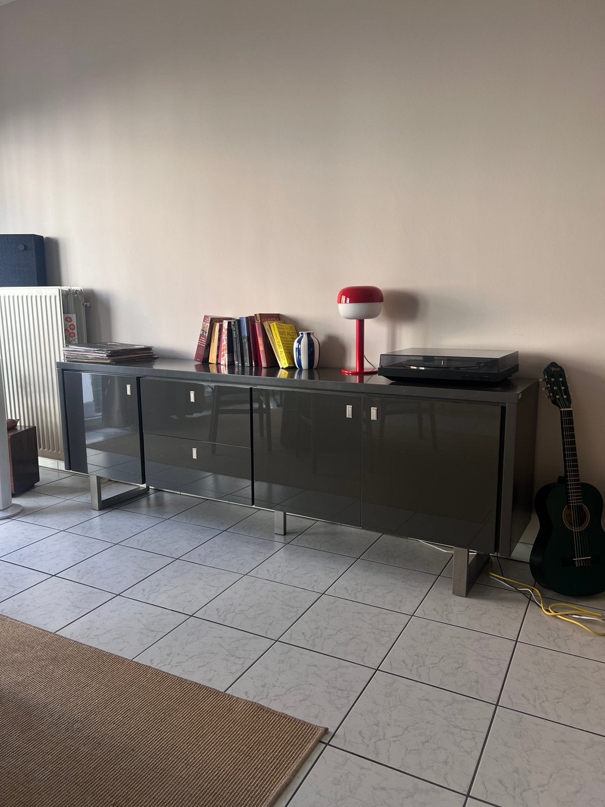 Modern, laag dressoir met grijze hoogglans, Huis en Inrichting, Ophalen, Gebruikt, Met lade(s), 200 cm of meer