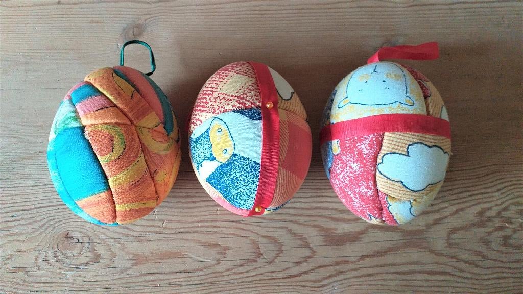 3 gros œufs recouverts de tissu, Enlèvement, Comme neuf
