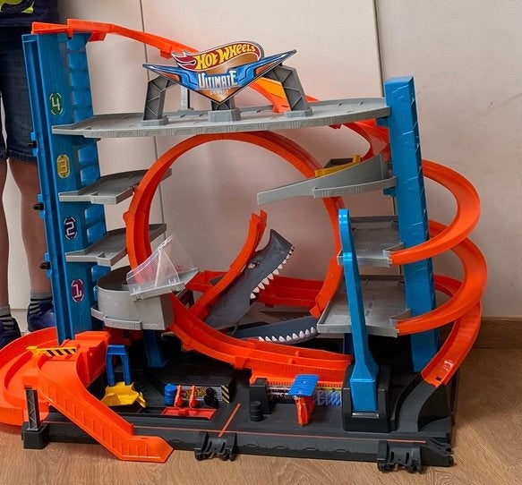 Hotwheels garage groot + 50 auto’s, Kinderen en Baby's, Ophalen, Zo goed als nieuw