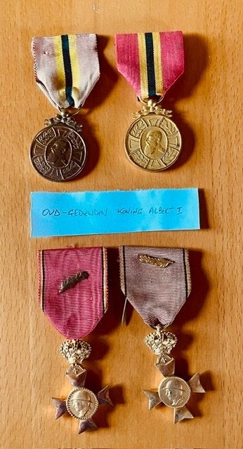 À vendre : 4 médailles, Enlèvement ou Envoi, Autres, Ruban, Médaille ou Ailes