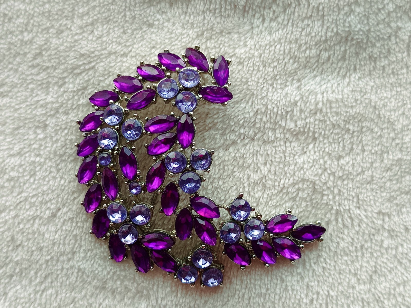 Neuf : magnifique broche avec strass mauve, Bijoux, Sacs & Beauté, Neuf, Enlèvement ou Envoi, 4 à 7 cm, Violet