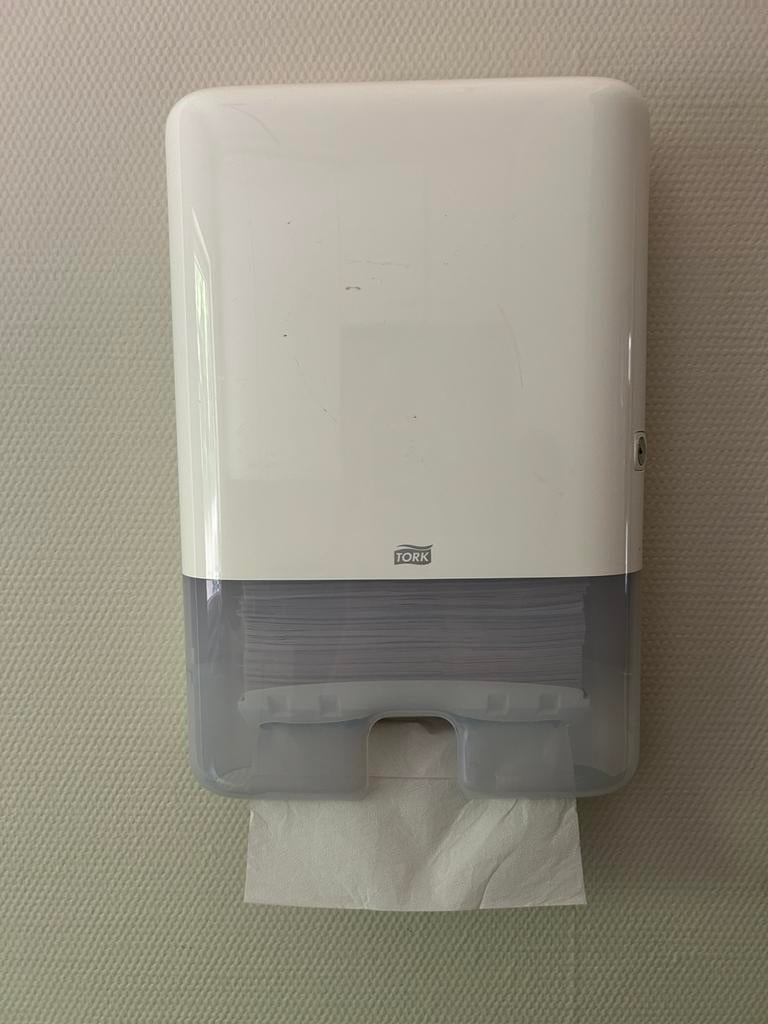 Tork papieren handdoek dispenser, Ophalen