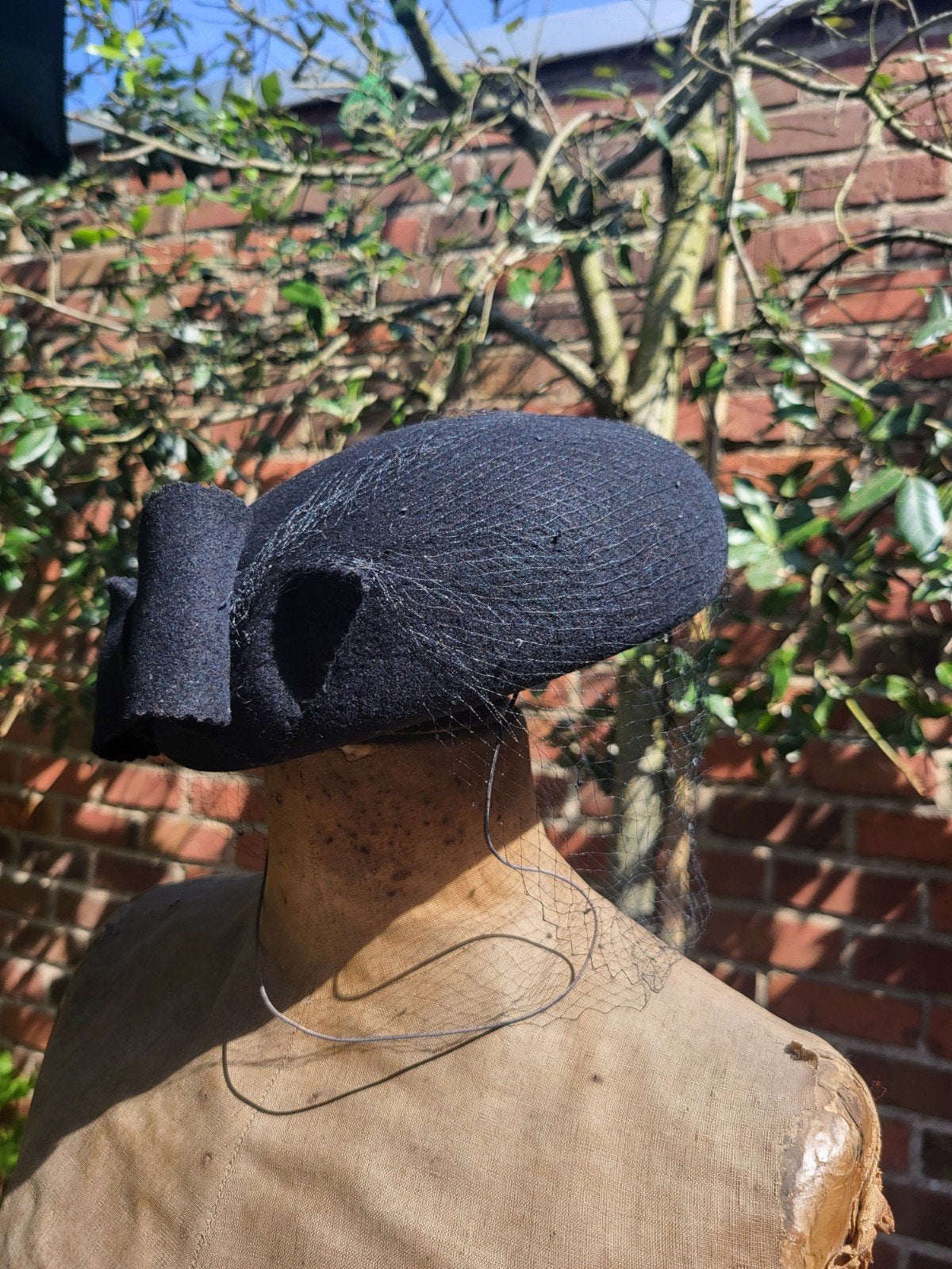 Elegante zwarte vilten fascinator hoed van Lierys met strik, Ophalen of Verzenden, Hoed