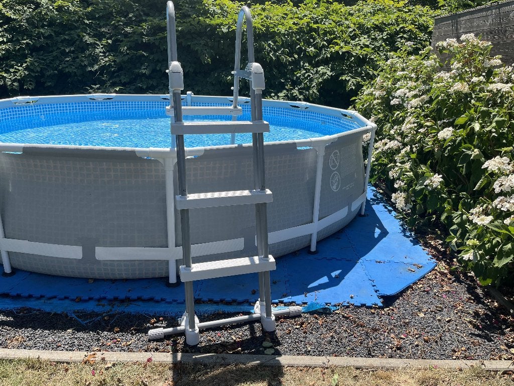 Intex Zwembadtrap 107 cm – Met veiligheidstreden, Ophalen, Zo goed als nieuw, Ladder