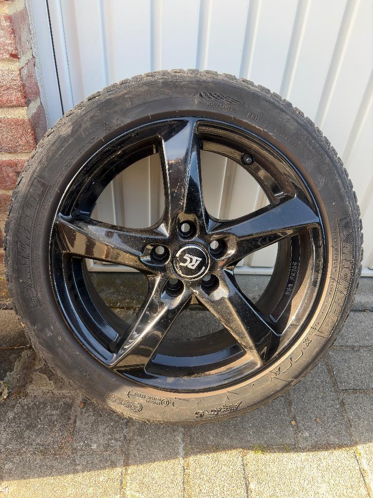 set winterbanden Michelin Alpin 5 op zwarte 16 inch velgen, Ophalen, Gebruikt, Velg(en), 16 inch