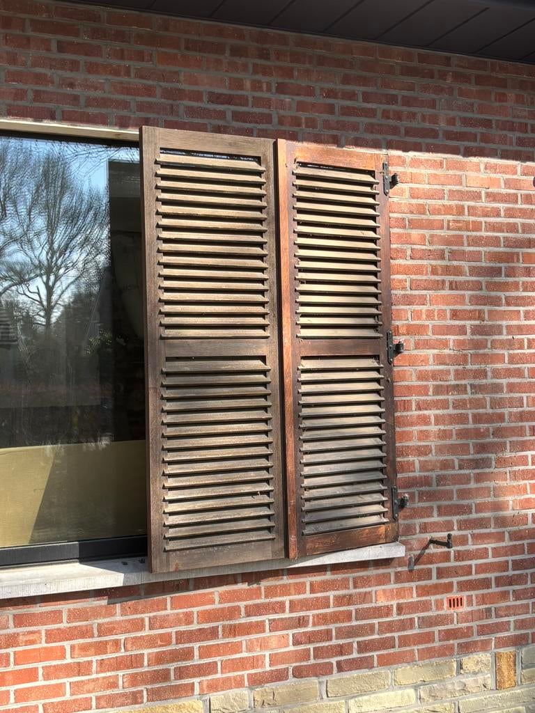 6 Volets en bois, Enlèvement