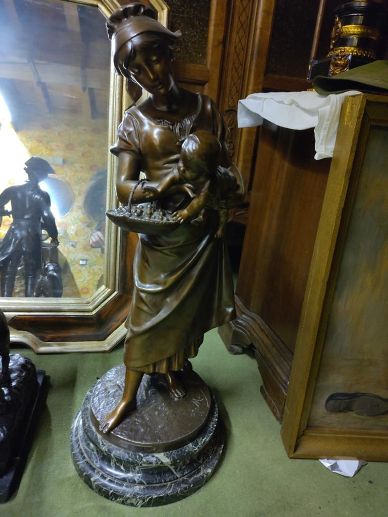 Bronzen beeld vrouw met kind op marmeren voet, Antiek en Kunst, Ophalen