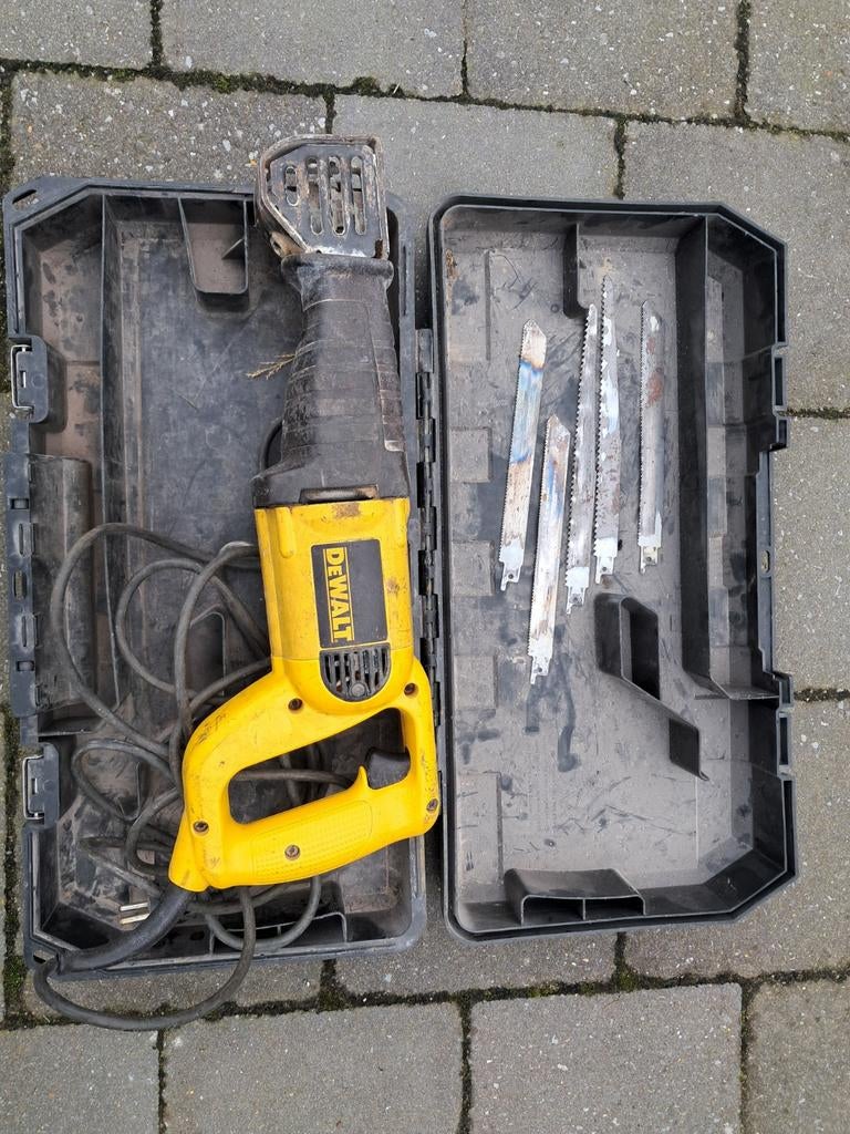 Zaagmachine van Dewalt met zaagbladen., Enlèvement