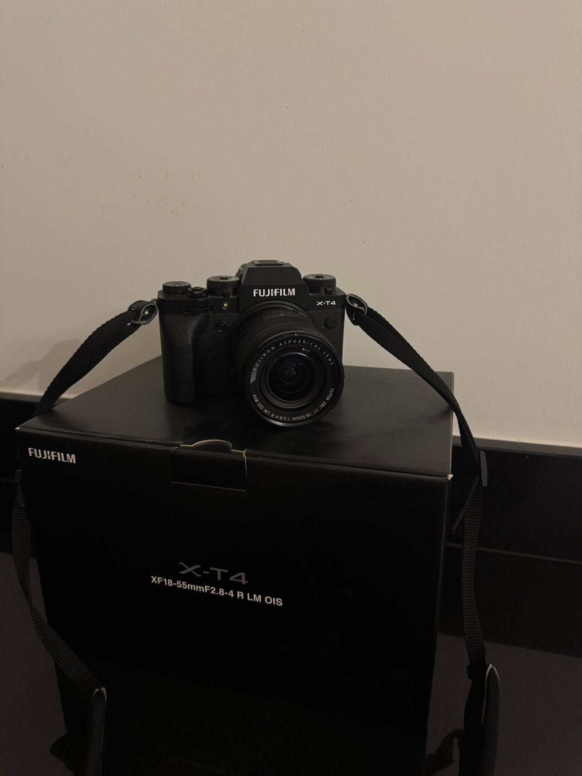 Fujifilm X-T4   +   Fujinon XF 18-55mm f/2.8-4, Enlèvement, Comme neuf, Fuji