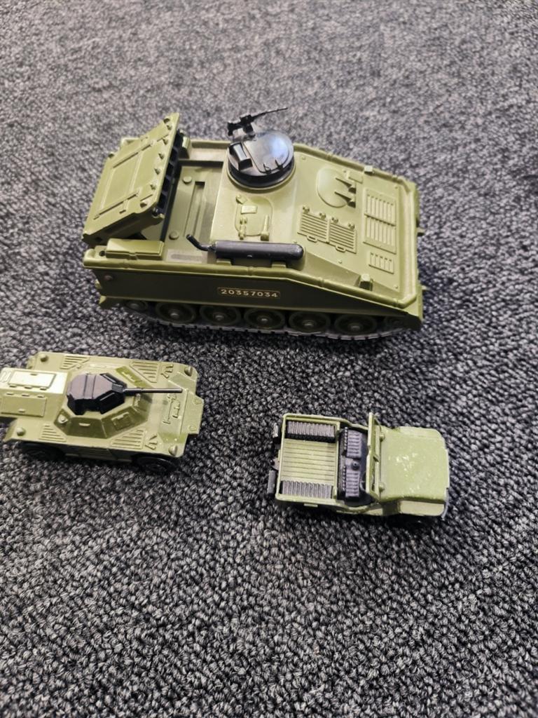 Véhicules militaires anciens : Dinky Toys Striker 691 et Mat, Enlèvement ou Envoi