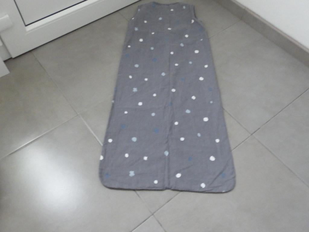 Grijze slaapzak met bolletjes - 110 cm, Kinderen en Baby's, Ophalen of Verzenden, Gebruikt, 100 cm of meer, Slaapzak