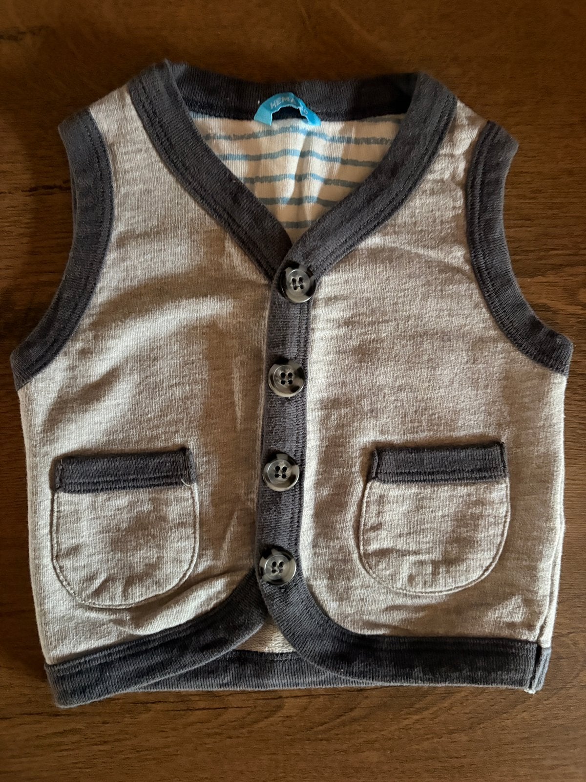 Boléro / gilet sans manche gris HEMA - 6 mois - 4€, Enlèvement ou Envoi, Comme neuf, Garçon, Autres types