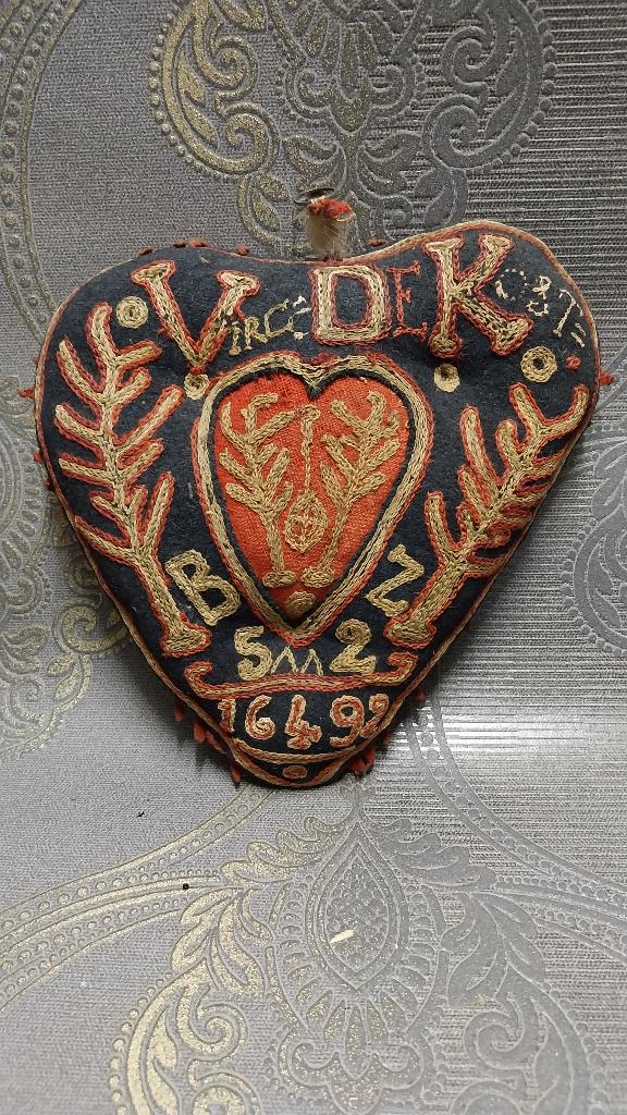Oud borduurwerk hart, Antiek en Kunst, Curiosa en Brocante, Ophalen of Verzenden