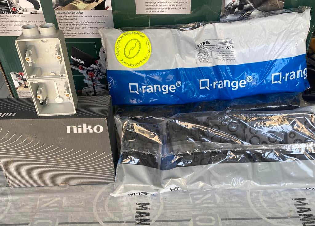 STOPCONTACT DOOS, Niko elektrodoos, Doe-het-zelf en Bouw, Ophalen, Zo goed als nieuw, Schakelaar