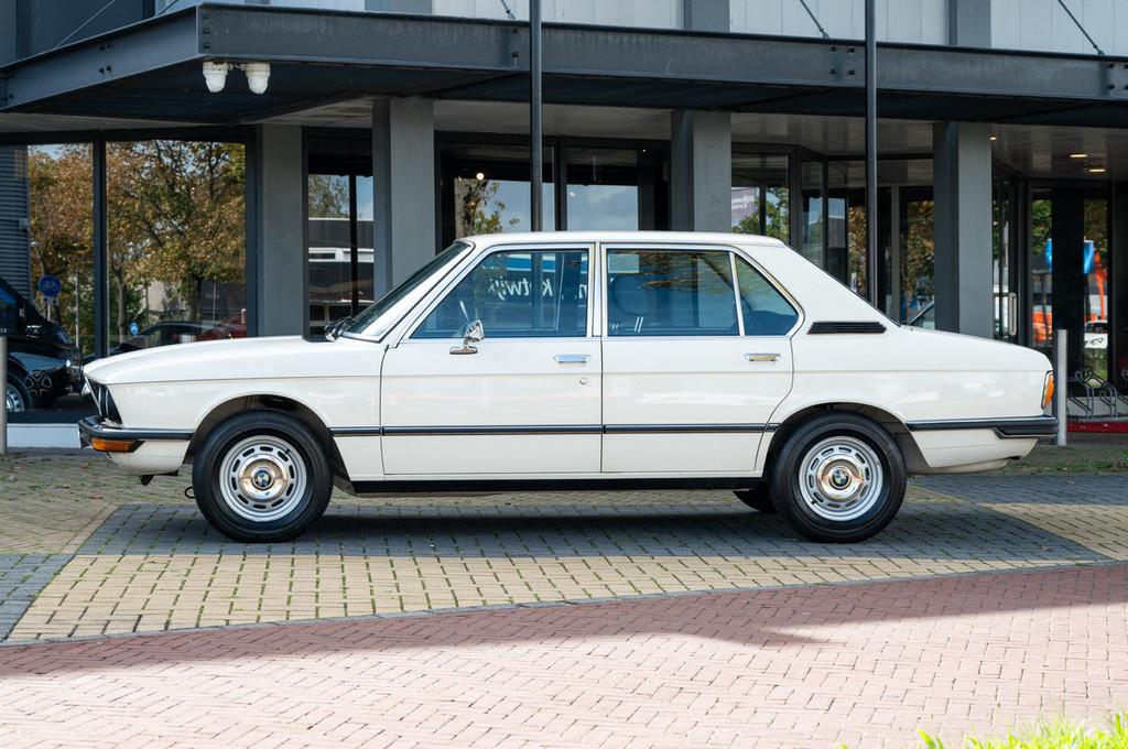 BMW 5 Serie 520 ( E12 ) (bj 1978), Auto's, 4 deurs, Stof, 116 pk, Wit