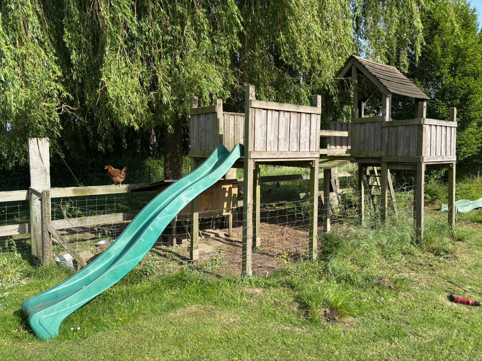 Houten speelhuis met hangbrug en 2 glijbanen, Kinderen en Baby's, Speelgoed | Buiten | Speeltoestellen, Ophalen, Gebruikt
