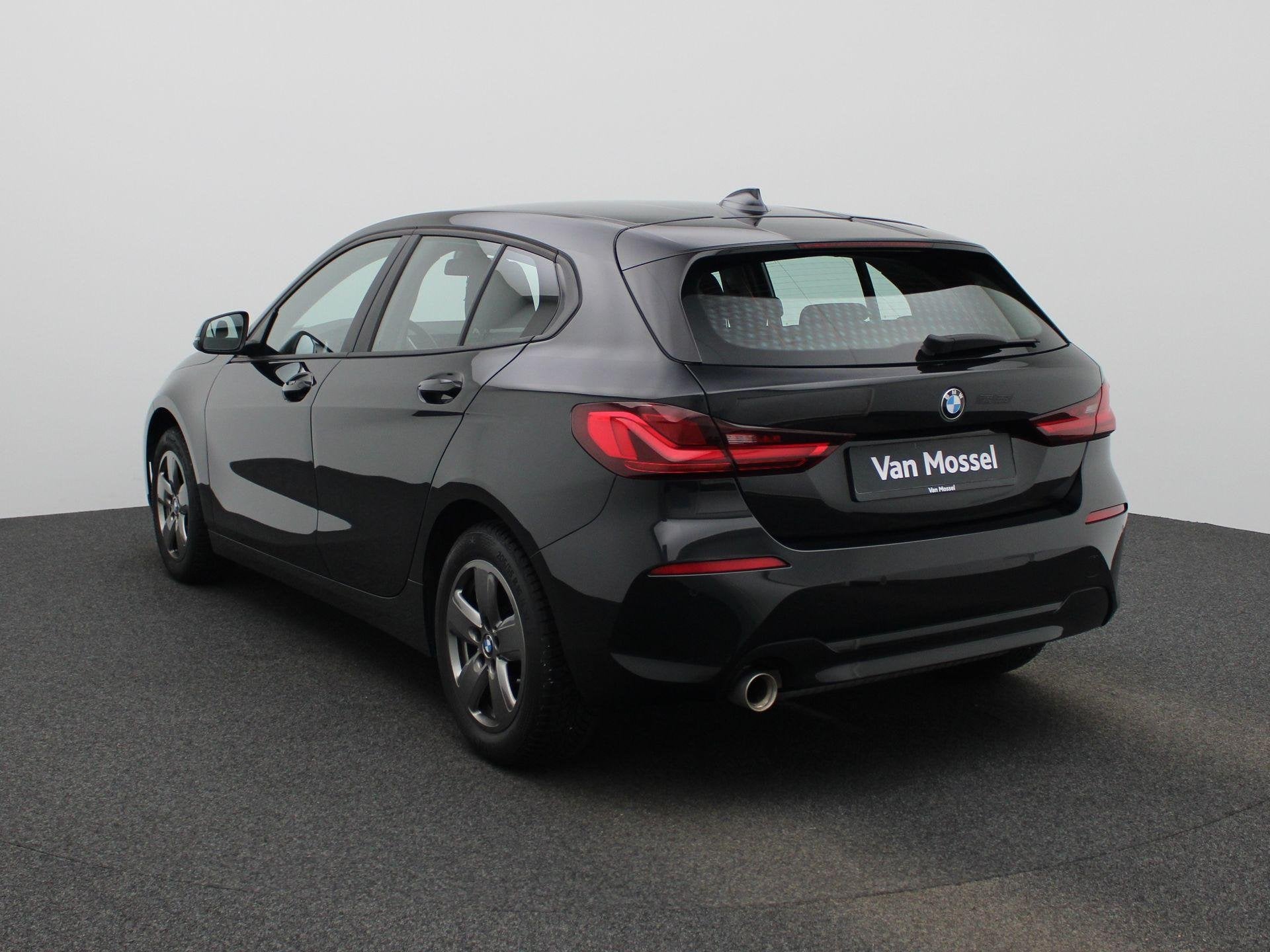 BMW 1 Reeks Hatch 116i (80 kW) NAVI | CARPLAY | LED, Auto's, BMW, Voorwielaandrijving, Gebruikt, Zwart, 3 cilinders