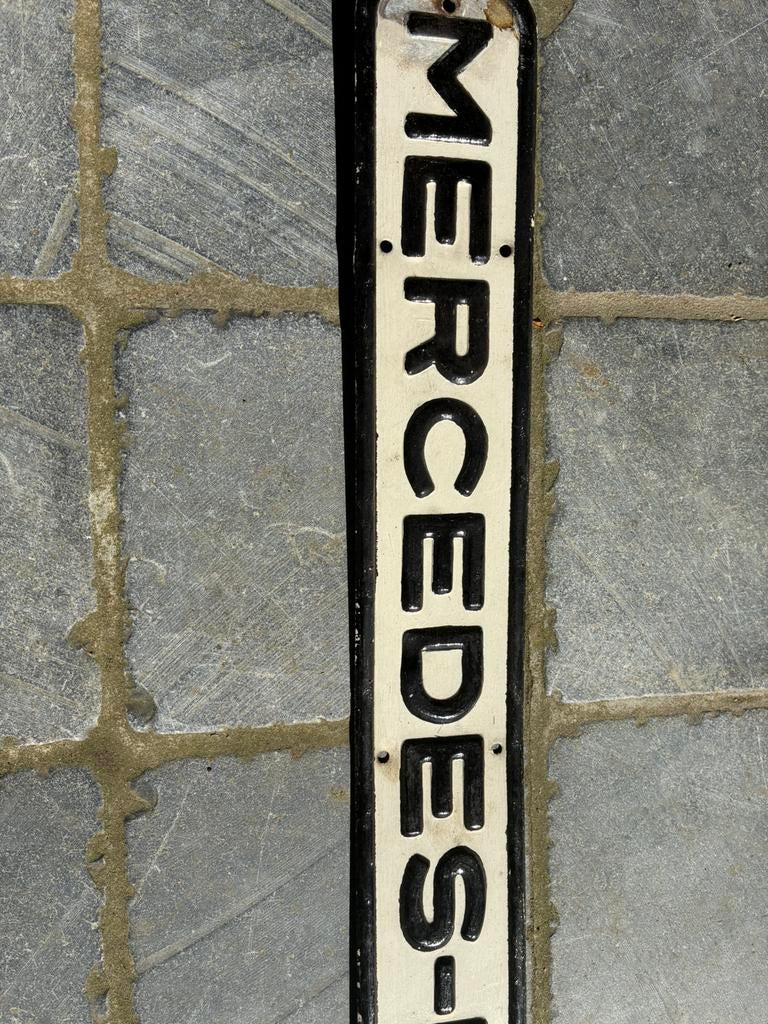Mercedes emaille plaat, Enlèvement