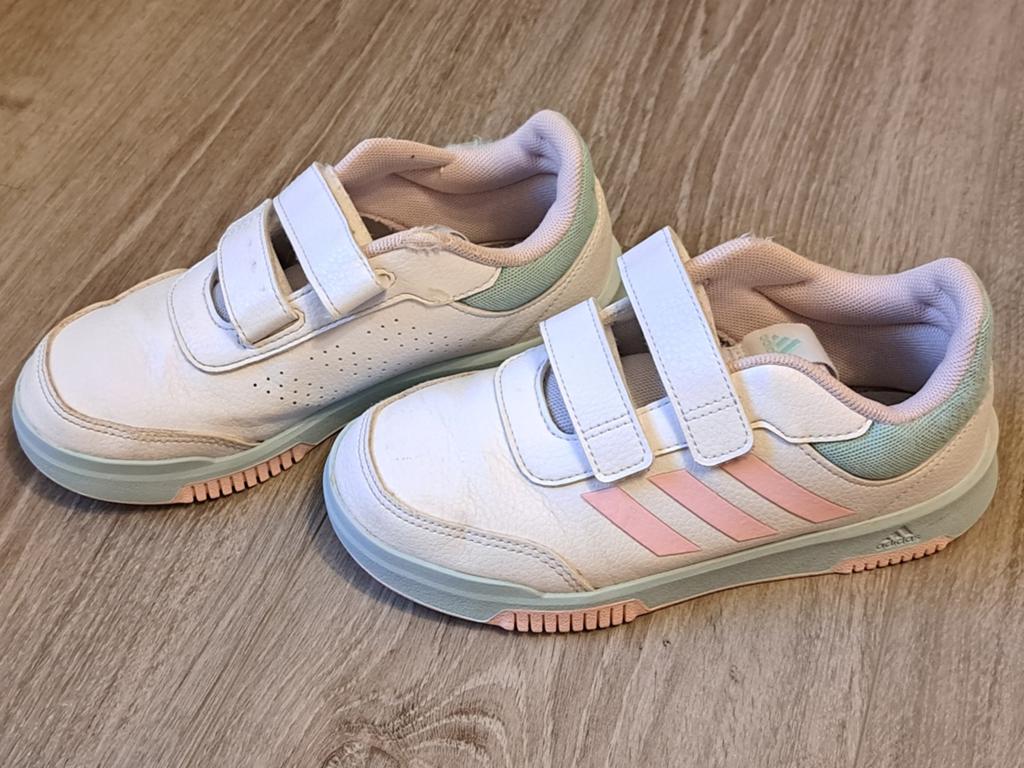Adidas taille 33, Enfants & Bébés, Vêtements enfant | Chaussures & Chaussettes, Enlèvement ou Envoi