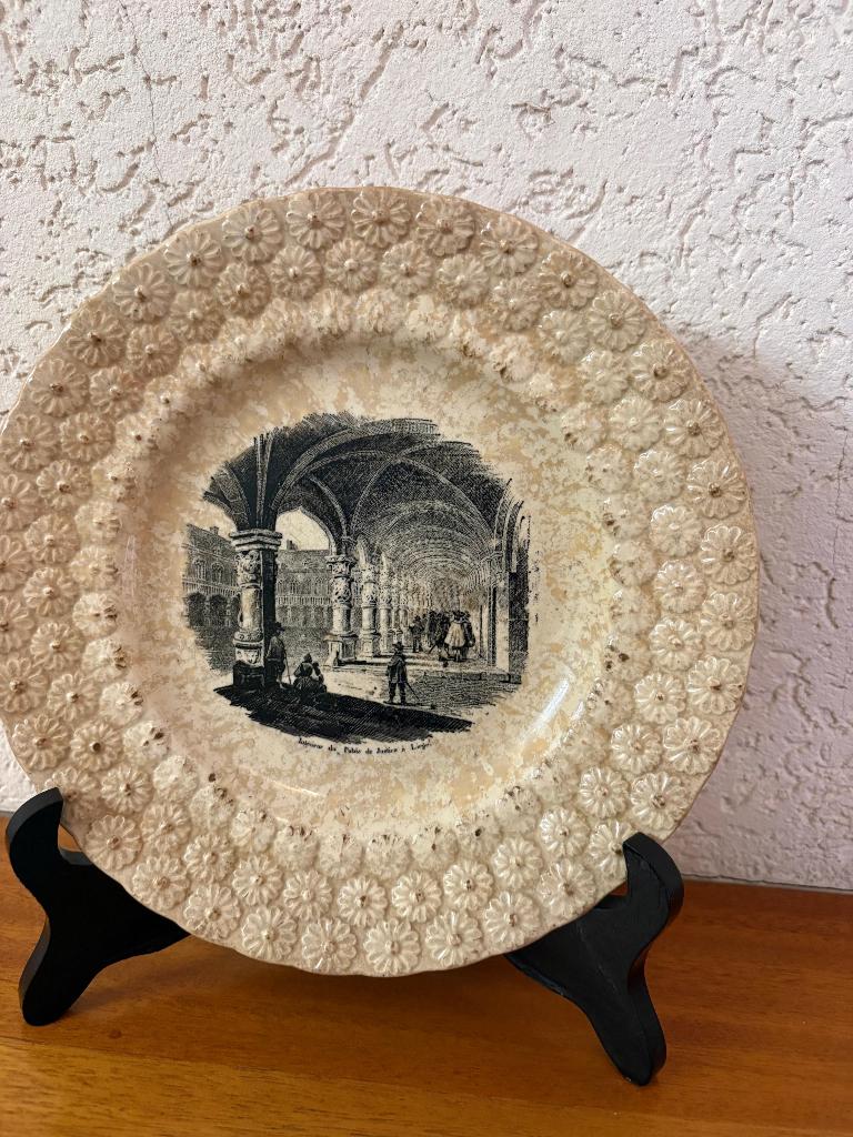 Ancienne assiette Boch, Enlèvement