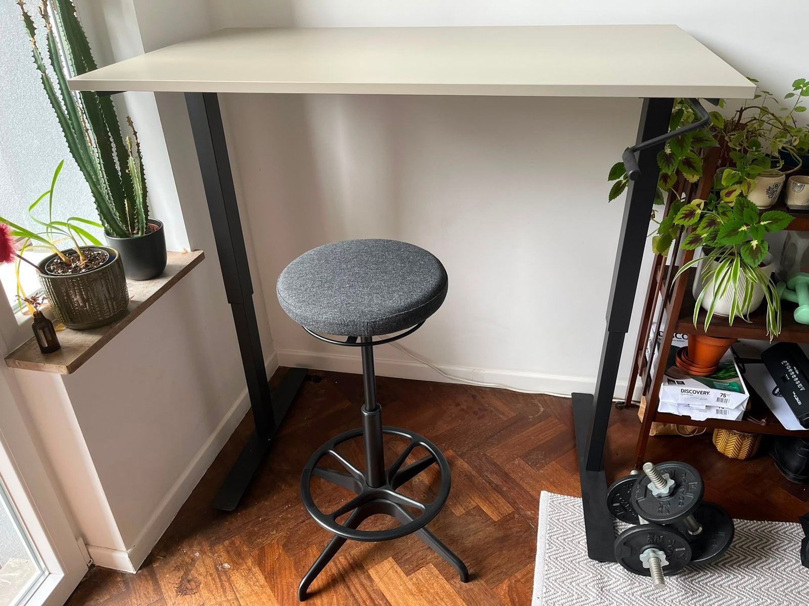 Bureau & Tabouret IKEA assis/debout, Scandinave, 120 cm, Enlèvement ou Envoi, Bureau assis-debout