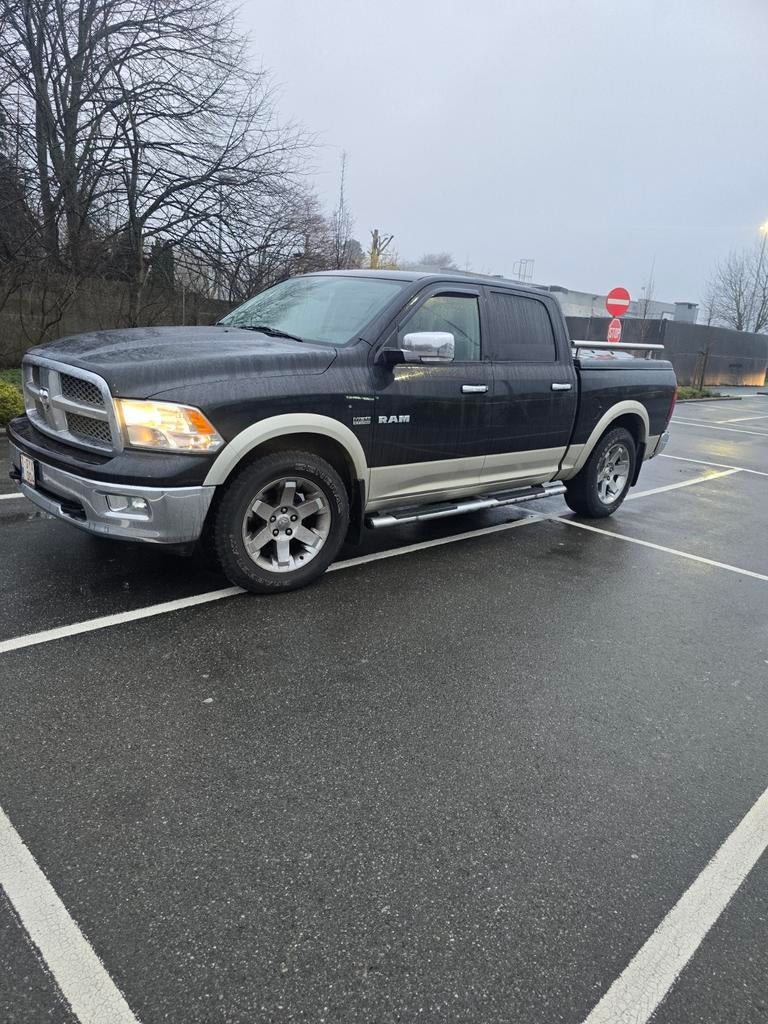 Dodge ram 5.7 benzine lpg 2010 4x4 laramie full opties!!!, Automaat, 4 deurs, 3500 kg, Zwart