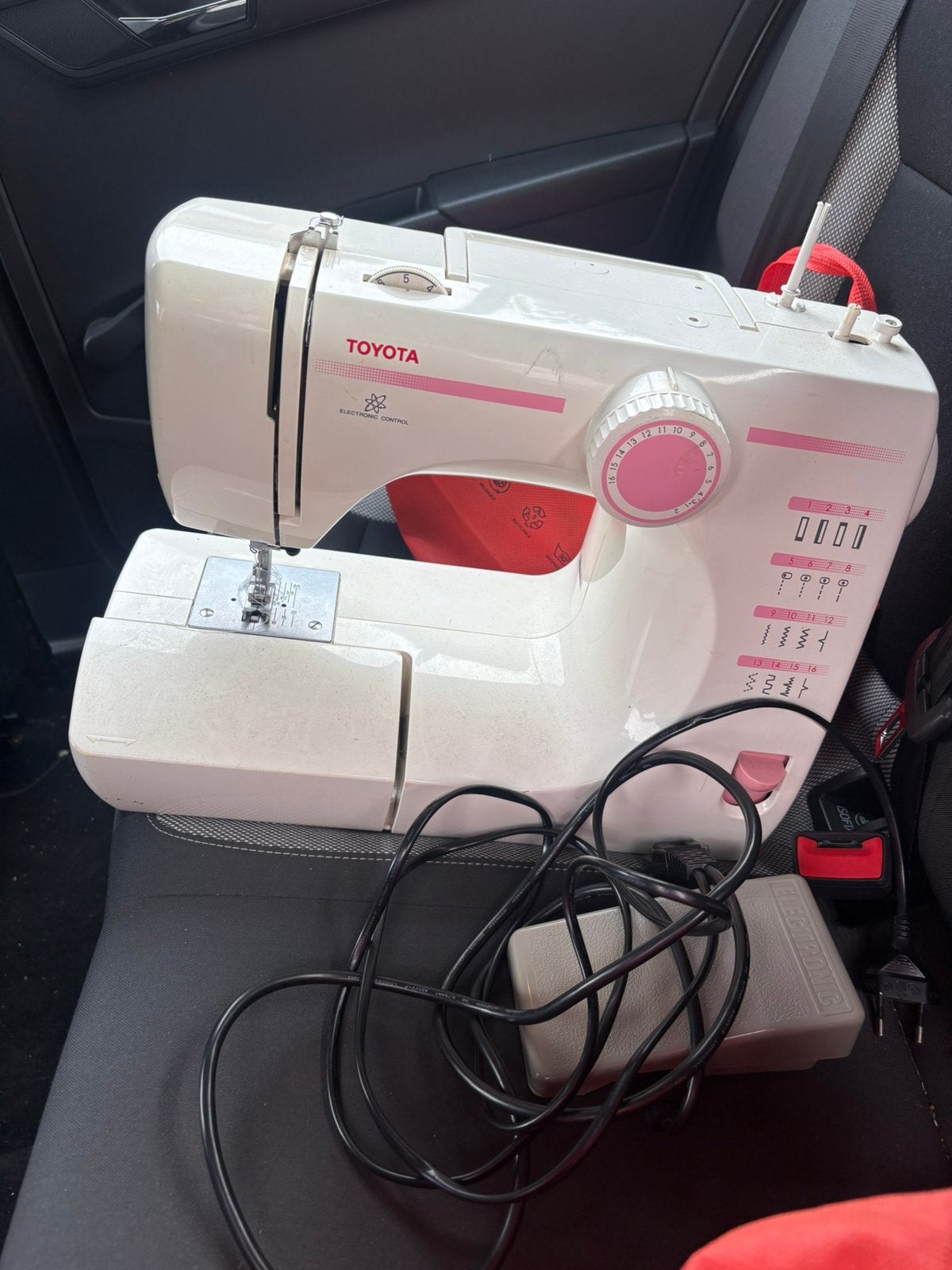 Naaimachine Toyota met pedaal, Ophalen, Gebruikt, Naaimachine, Overige merken
