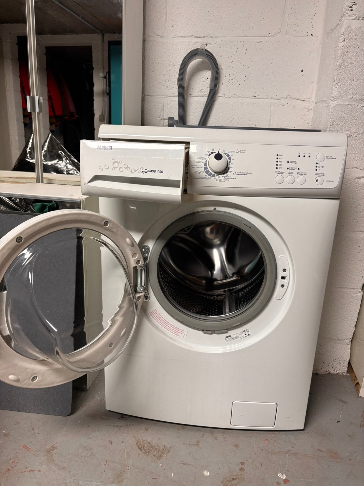 Machine à laver Zanussi, 1200 à 1600 tours, 4 à 6 kg, Programme lavage à la main, Enlèvement