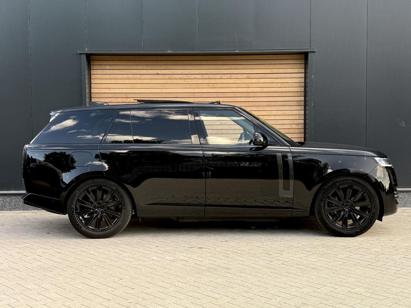 Land Rover Range Rover 3.0 P460e LWB Autobiography PHEV REAR, Auto's, Automaat, Zwart, Hybride Elektrisch/Benzine, SUV of Terreinwagen