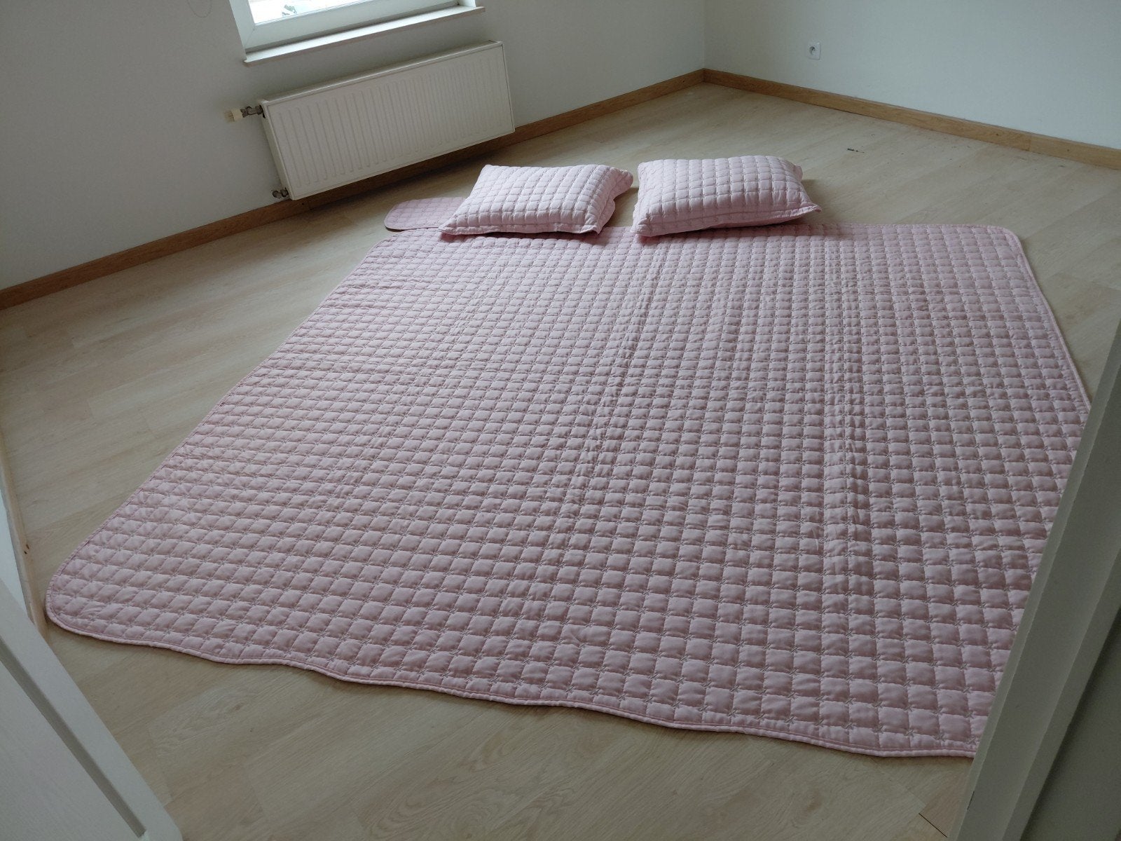 roze bedsprei met 2 kussens in perfecte staat, Huis en Inrichting, Ophalen, Roze