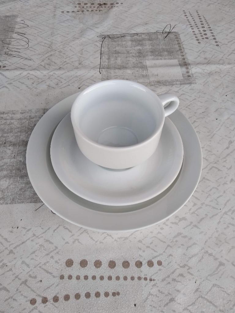 24 delig servies, Ophalen of Verzenden, Zo goed als nieuw, Effen, Kop(pen) en/of Schotel(s)