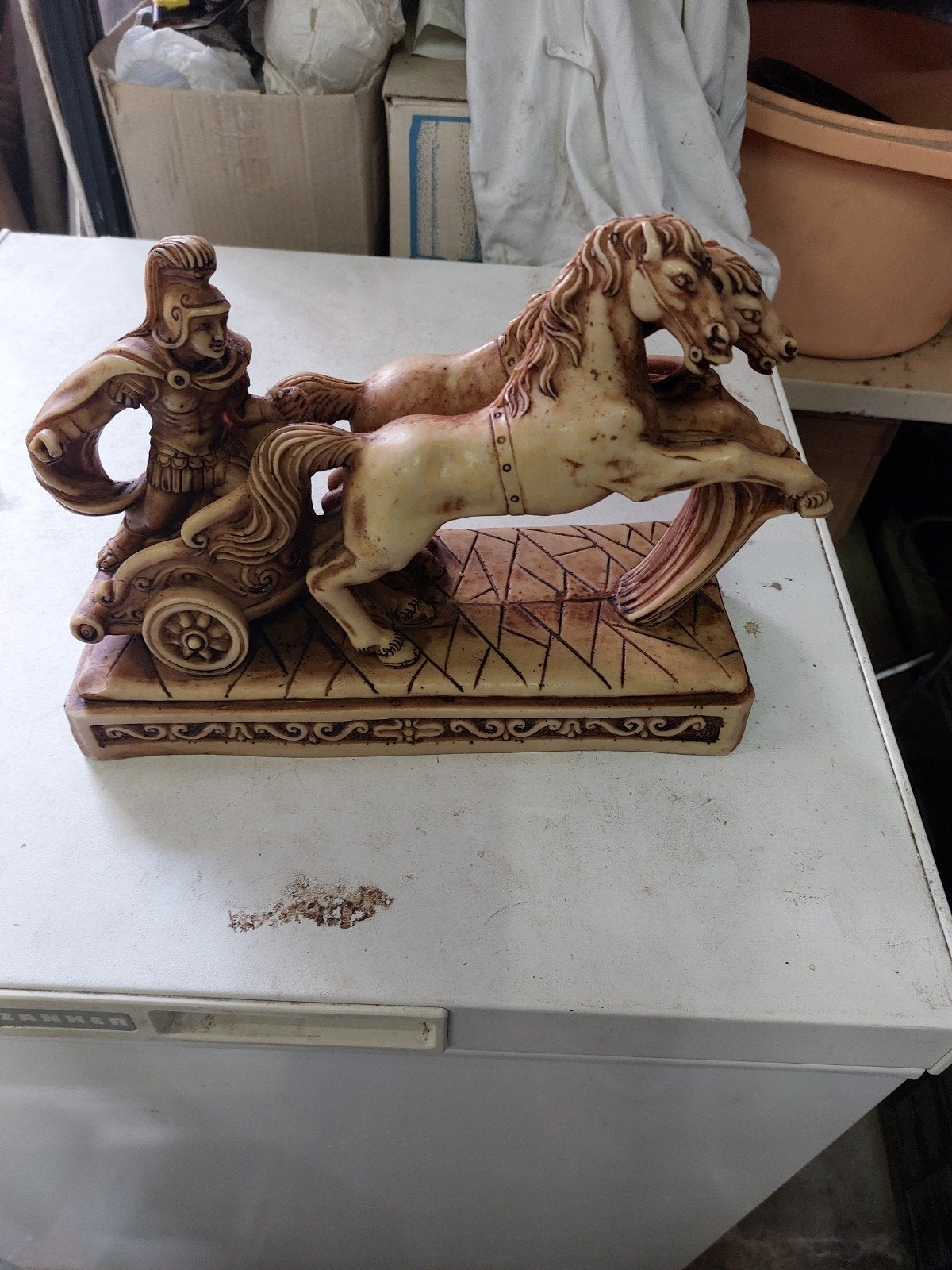 statuette, Enlèvement