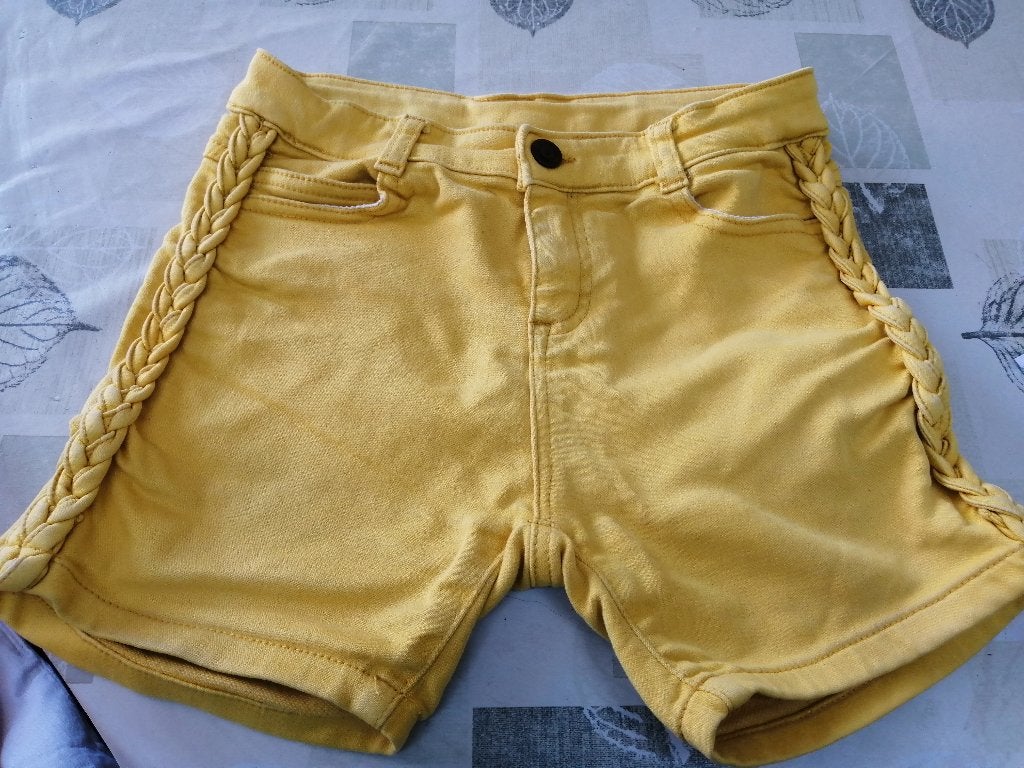 THE NEW geel short maat 158 - 164, Kinderen en Baby's, Kinderkleding | Maat 158, Broek, Meisje, Ophalen of Verzenden, Zo goed als nieuw
