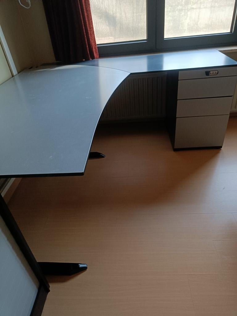 Hoekbureau met ladenkast, Ophalen