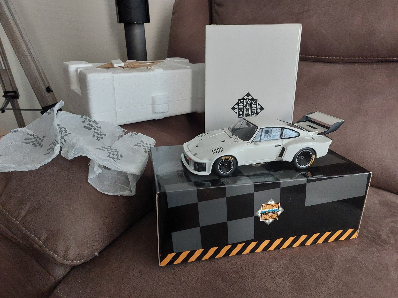 Exoto 1/18 Porsche 911 935 blanche, Hobby & Loisirs créatifs, Enlèvement ou Envoi, Comme neuf, Voiture, Autres marques