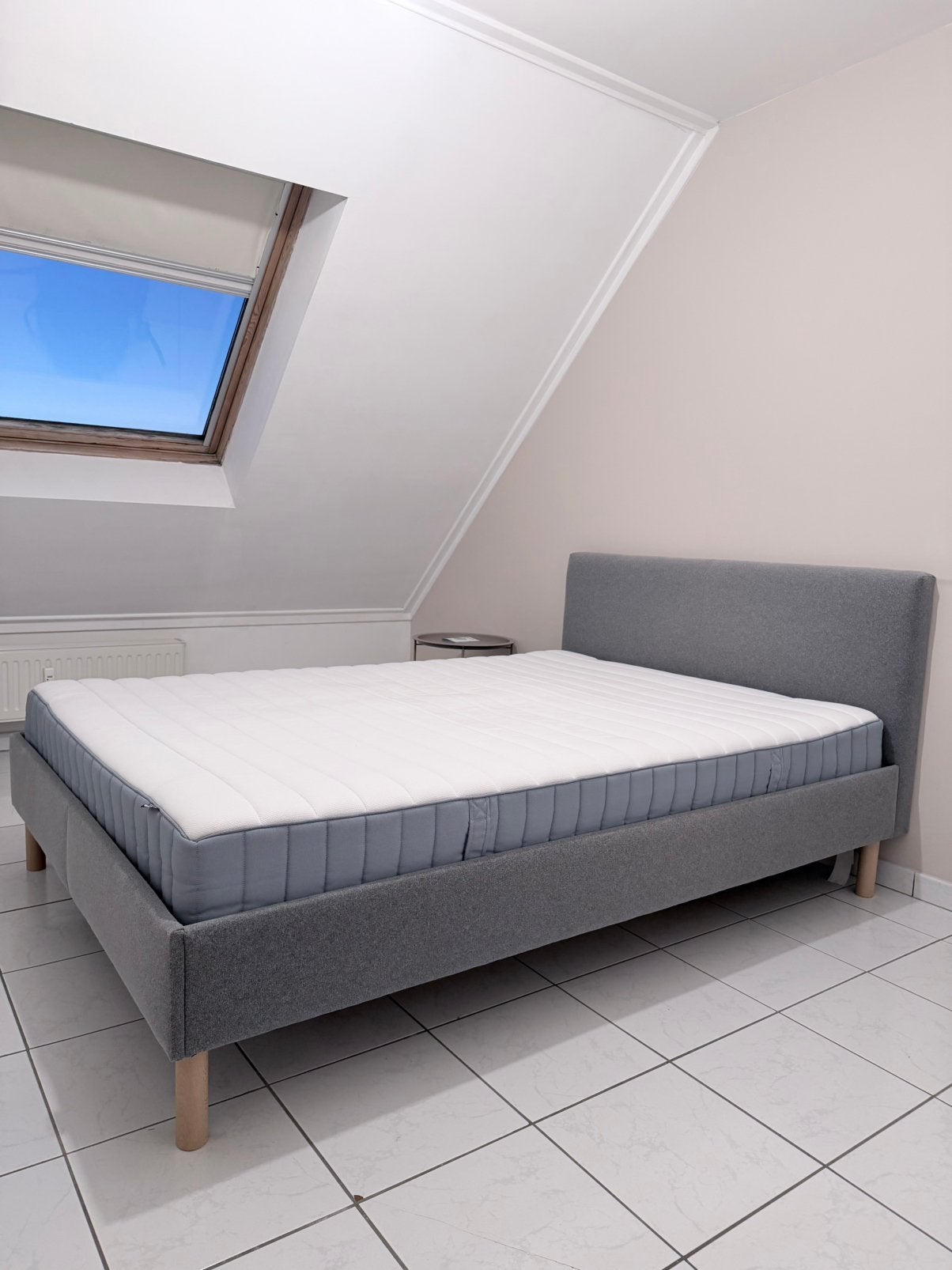 IKEA NARRÖN bed + VALEVÅG matras (140x200) te koop, Huis en Inrichting, Ophalen