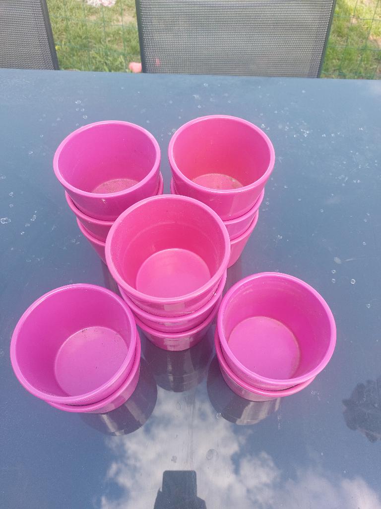 Annonce 2ememain – Lot gobelets + petits pots plastique, Enlèvement ou Envoi, Comme neuf, Autres matériaux, Autres styles
