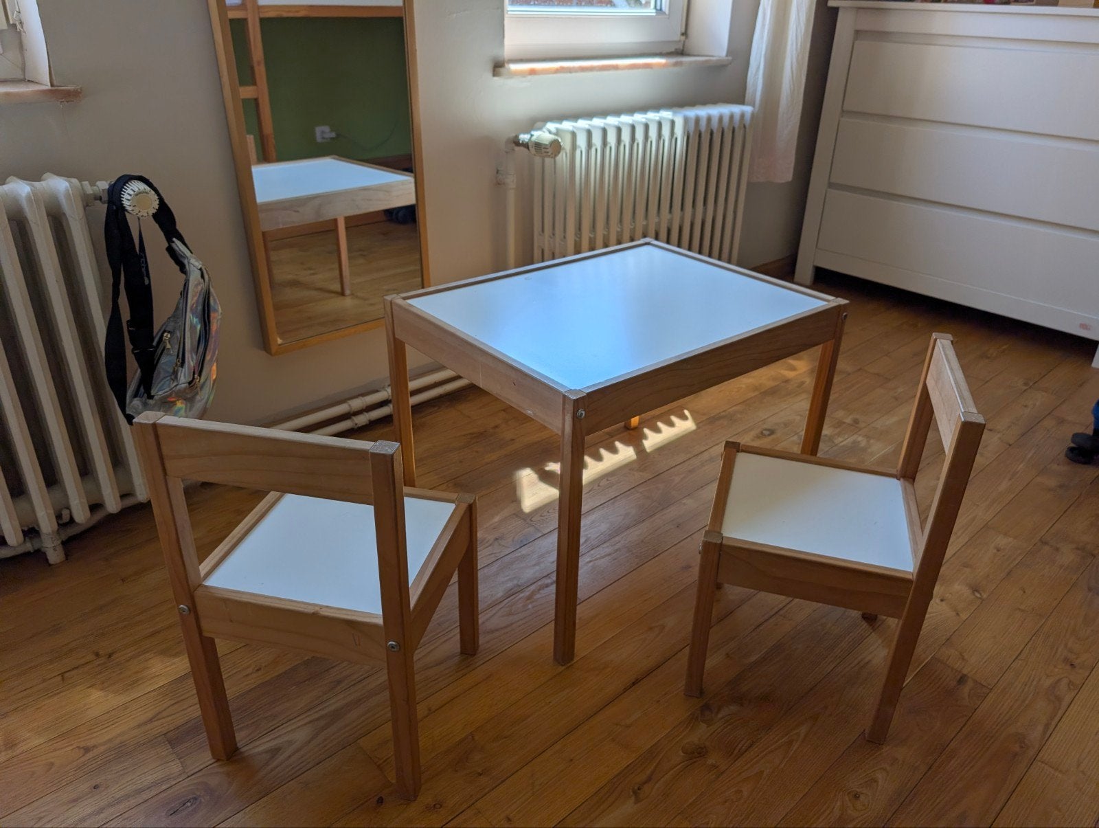 Table et 2 chaises enfants ikea Latt, Utilisé, Table