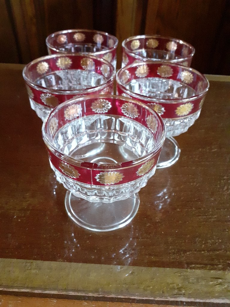 Verres sur pied vintage - couleur rouge et doré, Antiquités & Art, Antiquités | Verre & Cristal, Enlèvement