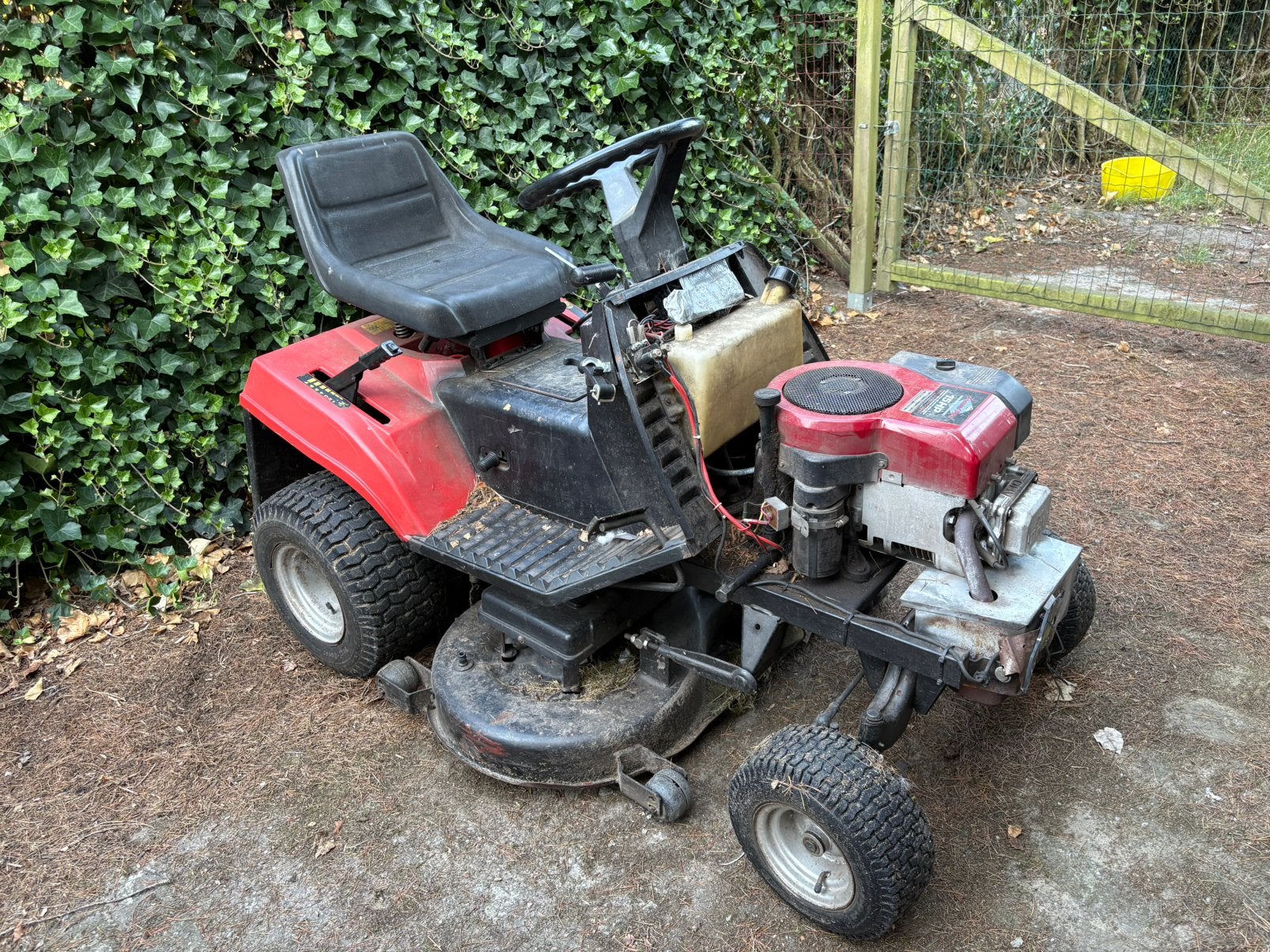 Zitmaaier Briggs&Stratton 15HP – motor werkt, maaidek defect, Enlèvement, Utilisé