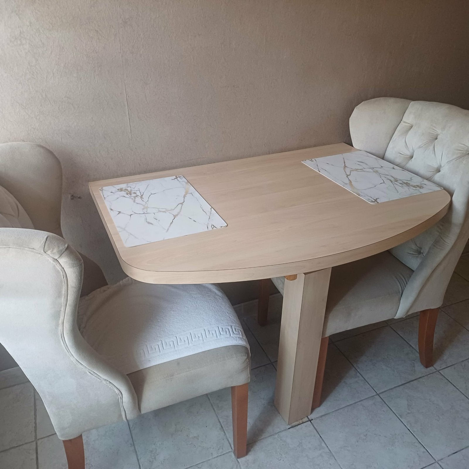 Keukentafel met 2 stoelen in goede staat, Huis en Inrichting, Tafels | Eettafels, Ophalen, Zo goed als nieuw
