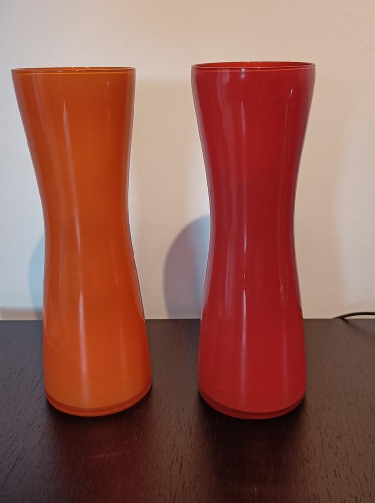 Twee glazen vaasjes rood oranje, Huis en Inrichting, Woonaccessoires | Vazen, Ophalen